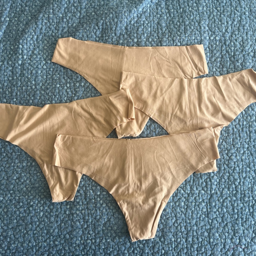 Commando Women's Butter Mid-Rise Thong 5 Pack
Size: M
[New]
Made in USA